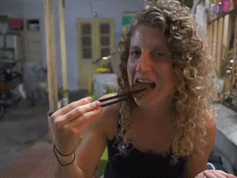 Khách Tây khen chả rươi ở Hà Nội 'siêu ngon', vừa rán vừa ăn