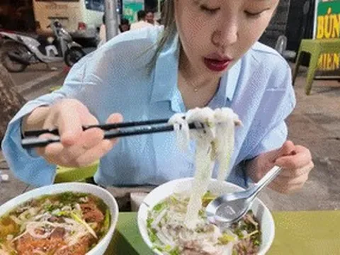 Khách Hàn thưởng thức món 'thèm bấy lâu' ở vỉa hè Hà Nội, gọi liền 2 suất