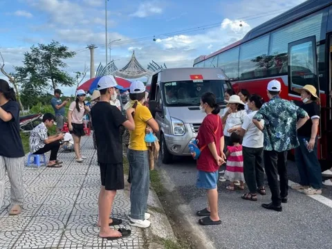 Hàng trăm du khách mắc kẹt trên đảo Cát Bà