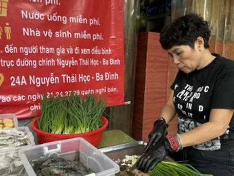 Ấm lòng hàng quán Hà Nội hỗ trợ bữa ăn, chốn ngủ cho khách xem diễu binh