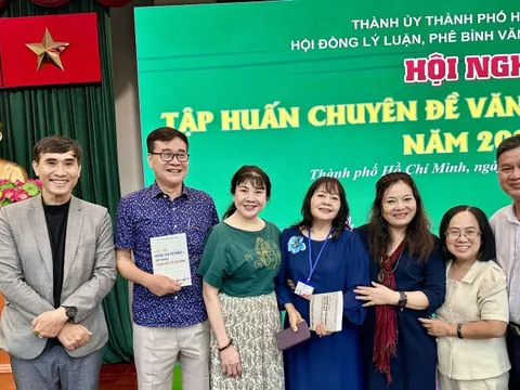 Văn nghệ sĩ chúc mừng PGS TS Nguyễn Thị Mỹ Liêm với sách "Viết tiếp khúc ca tự hào âm nhạc TP HCM"