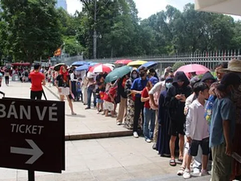 Du khách xếp hàng dài chờ tham quan Dinh Độc Lập mừng 2/9