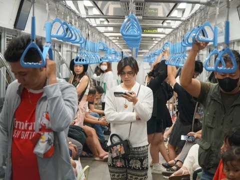 Chen chân đi metro TP.HCM