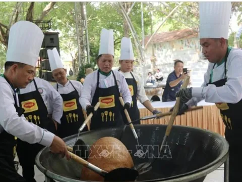 Đồng Nai xác lập kỷ lục Xôi chiên phồng hạt điều lớn nhất Việt Nam