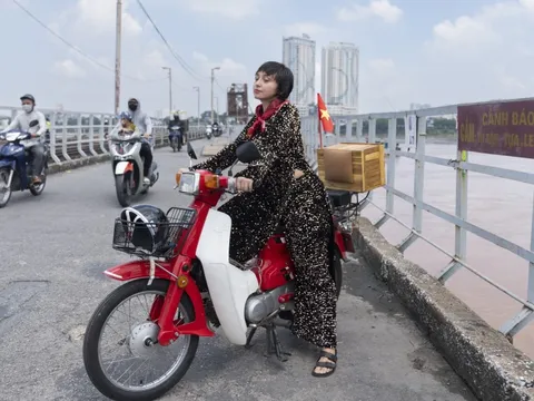 Đi xe Cub ngắm Tết Độc lập