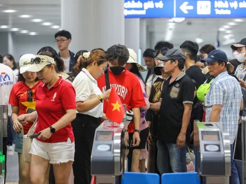 Xếp hàng chật cứng metro TP.HCM ngày 2/9