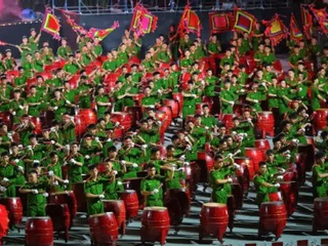 1.000 chiến sĩ công an trổ tài chơi trống hội tại Trung tâm triển lãm Quốc gia
