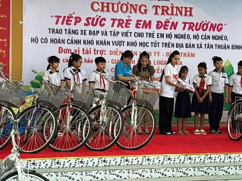 Linh Tý – Bích Trâm cùng các nhà hảo tâm trao 35 xe đạp cho học sinh nghèo Đồng Tháp