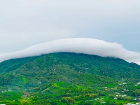 Mây hình đĩa bay xuất hiện trên ‘nóc nhà’ Đồng Nai, người dân trầm trồ ghi lại
