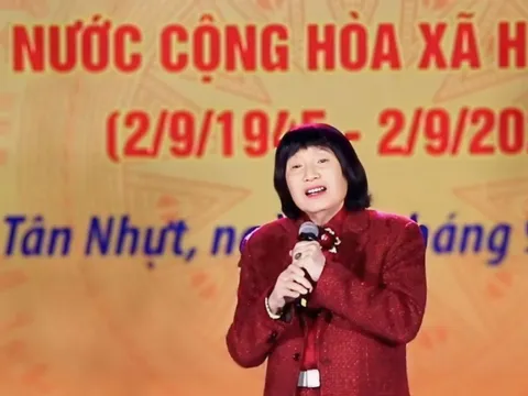 NSND Minh Vương hòa cùng khí phách dân tộc trong đêm mưa tại Bình Chánh