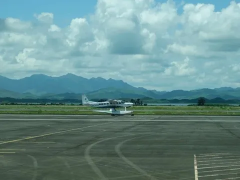 Triệu phú Mỹ đi thủy phi cơ, nghỉ trên du thuyền ở Hạ Long