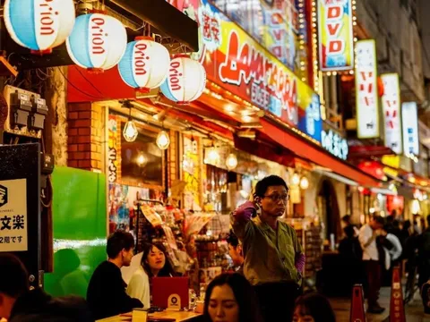 Khoản tiền boa từ khách Tây khiến người Nhật bối rối