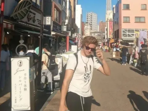 Du khách gây phẫn nộ vì uống đồ cúng ở nghĩa trang Nhật Bản