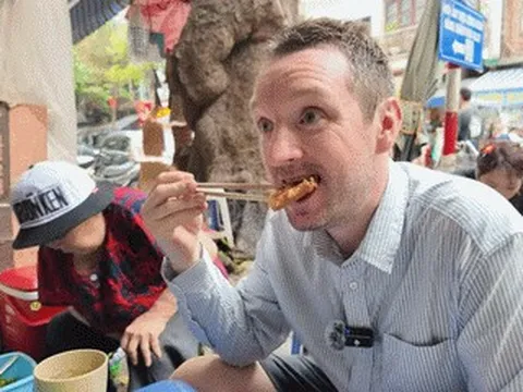 Khách Tây thử đặc sản giòn ngon ở Hà Nội, mê phiên bản vỉa hè hơn nhà hàng