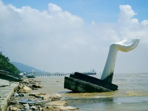 Những cánh tay 'khổng lồ' hút khách chụp ảnh ở Thanh Hóa bị bão xô nghiêng