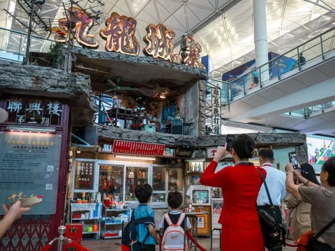 Khách quá cảnh ở sân bay Hong Kong được dẫn đi du lịch miễn phí