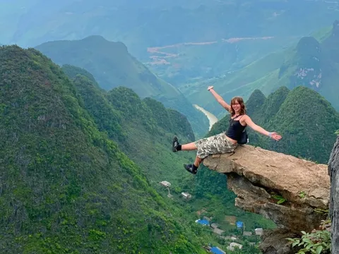 Tạm dừng tham quan mỏm đá 'sống ảo' Hà Giang