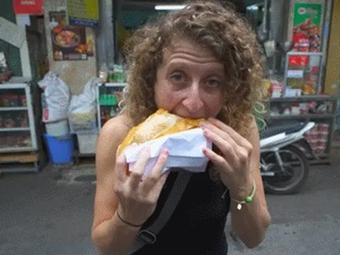 Khách Tây tấm tắc khen bánh mì 'phiên bản lạ', nhiều người Hà Nội cũng chưa ăn