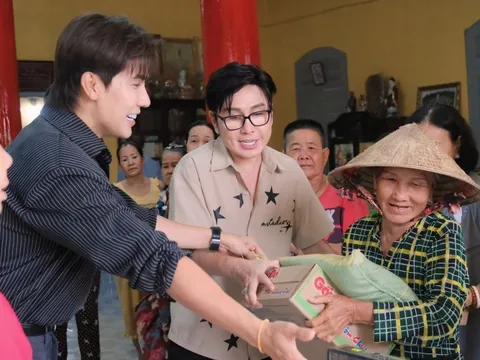 NSƯT Vũ Luân, ca sĩ Phạm Anh Tuấn trao quà cho bà con nghèo Mùa Vu Lan