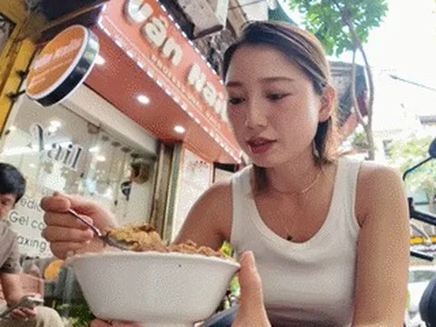 Khách Nhật khen nức nở món ăn sáng ở vỉa hè Hà Nội, gọi luôn 2 suất thập cẩm