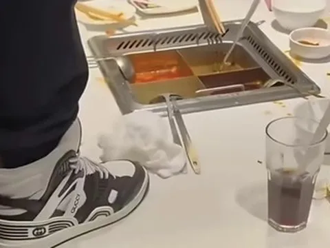 Vụ 2 thanh niên 'tiểu bậy' vào nồi lẩu: Gia đình phải bồi thường hơn 8 tỷ đồng