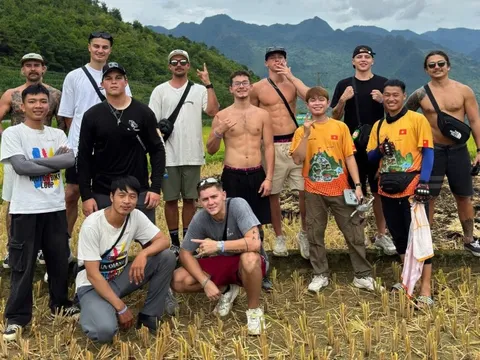 Khách Tây bốc gạch, tuốt lúa ở Hà Giang