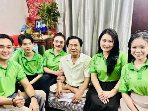 5 thí sinh "Chuông vàng vọng cổ" đến thăm NSƯT nhạc sĩ Hoàng Thành