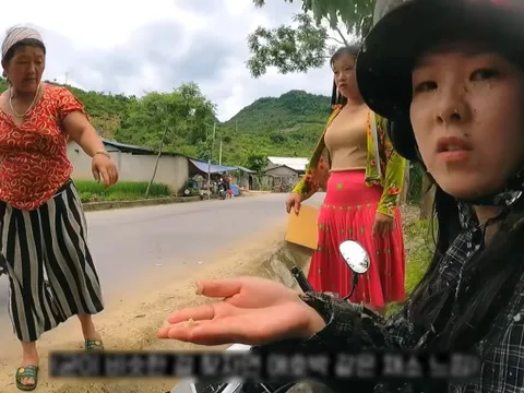 Ngã xe giữa cao nguyên đá, du khách Hàn xúc động vì nghĩa tình người bản địa