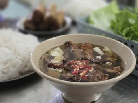 Quán bún chả 21 năm ở Hà Nội, bà chủ bán hết veo 250 suất trong 3 tiếng