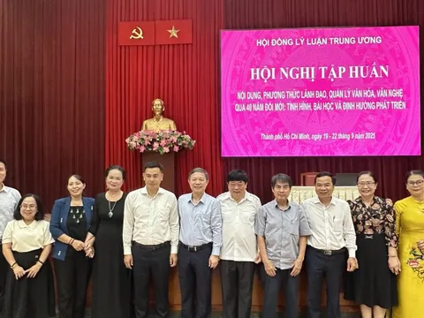 Phát triển văn hóa gắn với bản sắc