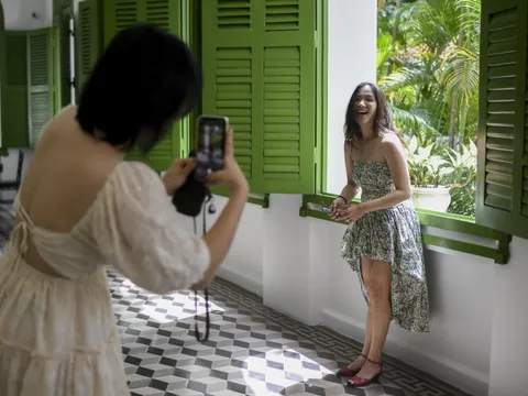 Xếp hàng check-in dinh thự Pháp hiếm hoi mở cửa ở TP.HCM