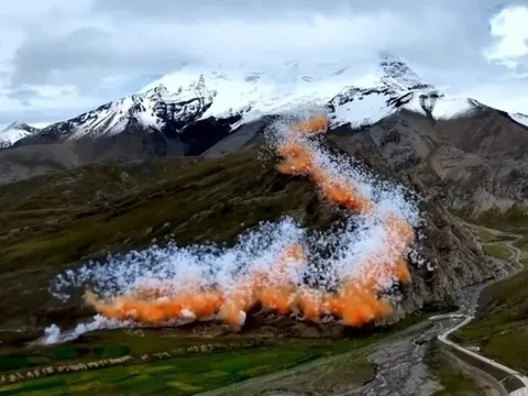 Tin mới vụ pháo hoa 'khổng lồ' trên dãy Himalaya