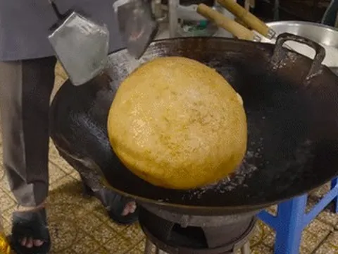 Khách Mỹ thử món 'biến hình không thể tin được' ở TPHCM, hút 44 triệu lượt xem