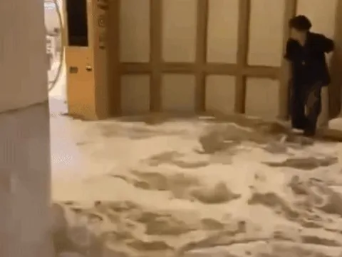 Nước cuồn cuộn quét qua khách sạn Hong Kong trong bão Ragasa