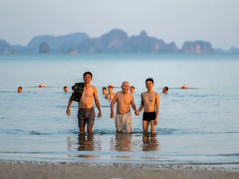 Vẫn tắm biển Bãi Cháy trước bão Ragasa