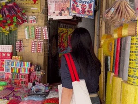 Quán Hà Nội nằm trong ngõ tối như mê cung, có ban công khiến khách mê tít