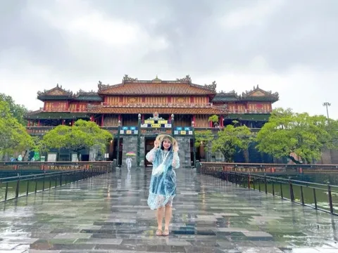Du khách kể chuyện dầm mưa, ăn mì gói ở Huế do bão Bualoi