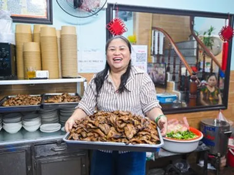 Quán bún chả 19 năm 'núp' ngách nhỏ Hà Nội, mỗi trưa bán hết veo 200 suất