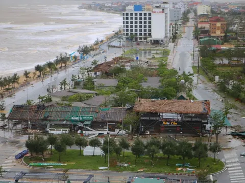 Cảnh tan hoang tại biển Thiên Cầm sau bão số 10 càn quét