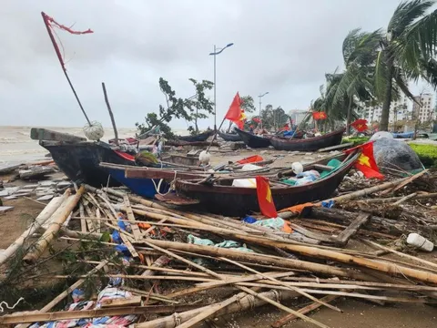 Bờ biển Sầm Sơn tan hoang sau bão