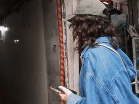 Khách Trung Quốc len lỏi ngõ ngách tìm quán bún riêu, bún ốc đông nghịt ở Hà Nội