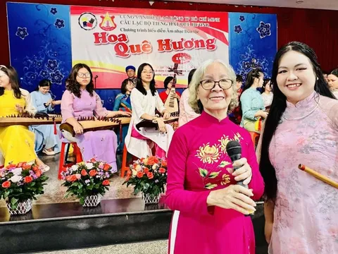 Nhà giáo ưu tú Phạm Thúy Hoan tâm huyết giữ vững chương trình "Hoa quê hương"