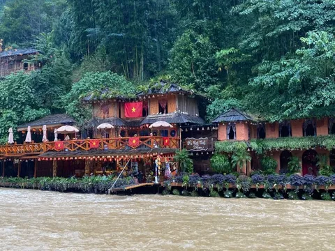 Cảnh mắc kẹt của nhiều du khách tại Sa Pa, Tà Xùa trong mưa lũ