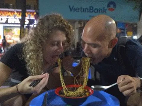 Khách Tây thử món mì ở Hà Nội có nước dùng đen sẫm, loại trứng 'chưa từng thấy'