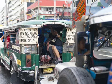 Trên những chiếc xe công cộng chạy khắp đường phố Philippines