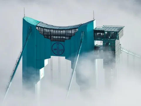 Uống cà phê trên cây cầu cao nhất thế giới ở Trung Quốc