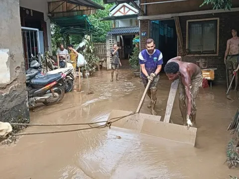 Khách Tây dọn lũ ở Hà Giang