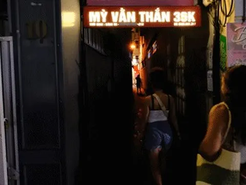 Khách Tây lò dò qua con ngõ tối thử món ngon giá 20 nghìn đồng ở Hà Nội