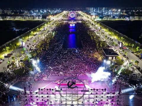 Hàng chục nghìn người dự khánh thành Quảng trường Thời Đại ở Ninh Bình