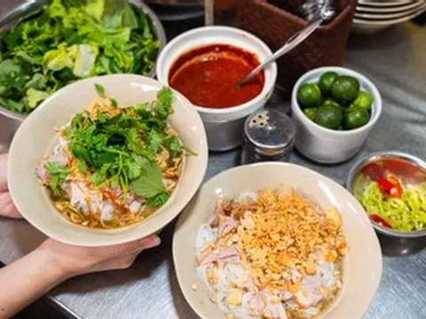 Món phở nửa Nam nửa Bắc ở ngõ nổi tiếng Hà Nội, 45 năm đông khách